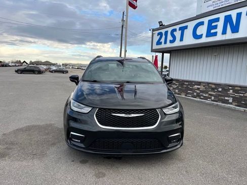 Used 2022 Chrysler Pacifica Touring FWD image 3