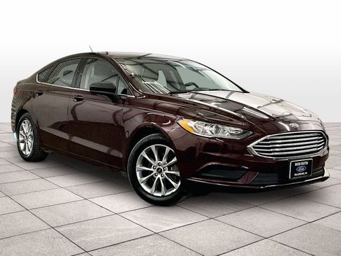 Used 2017 Ford Fusion SE image 2