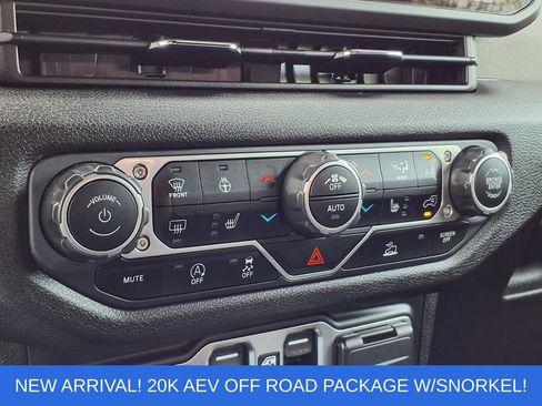 Used 2024 Jeep Gladiator Sport AWD/4WD image 13