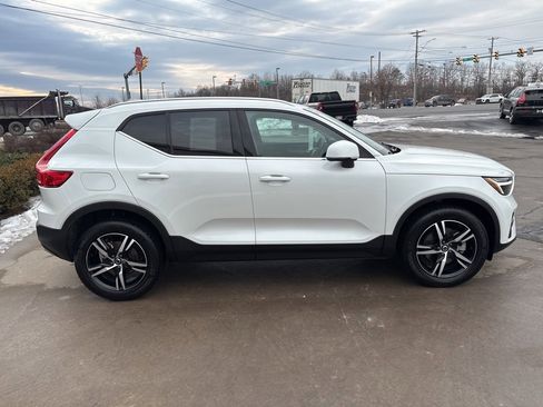 Certified 2025 Volvo XC40 B5 Core image 4
