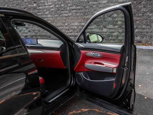 Used 2023 Genesis GV70 2.5T w/ Sport Prestige Package image 15