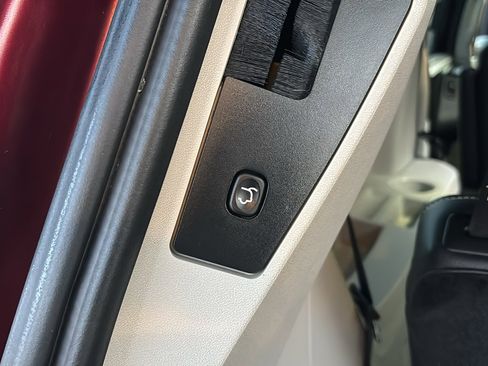 Used 2020 Dodge Grand Caravan SXT w/ Driver Convenience Group image 32