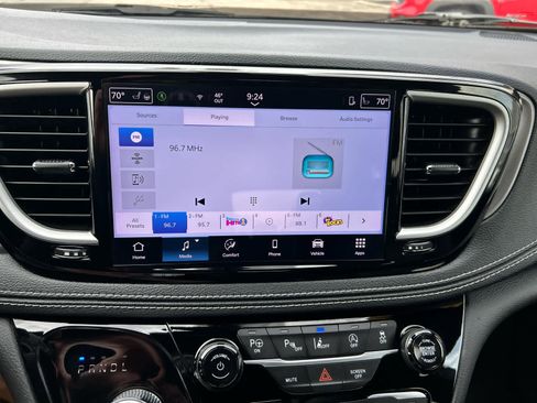 Used 2025 Chrysler Pacifica Select image 17