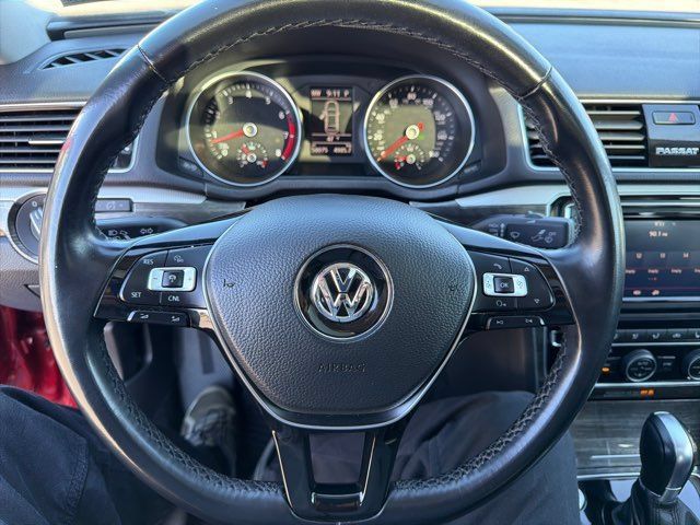 Used 2018 Volkswagen Passat 2.0T SE FWD image 31
