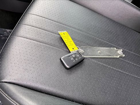 Certified 2022 Volkswagen Tiguan SE image 15