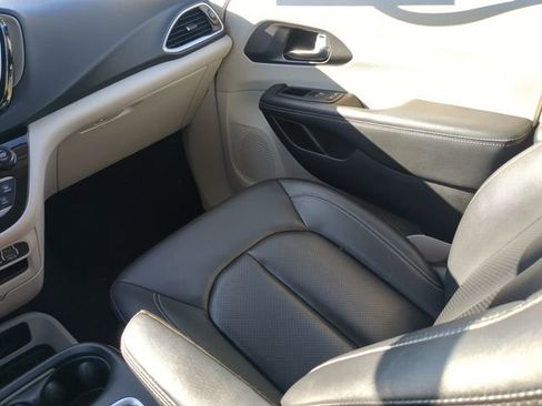 Used 2024 Chrysler Pacifica Touring-L FWD image 18