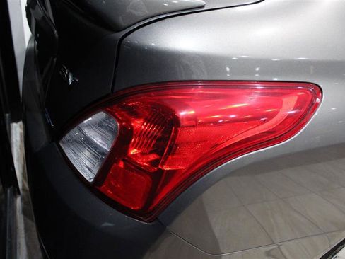 Used 2015 Nissan Versa SV image 11