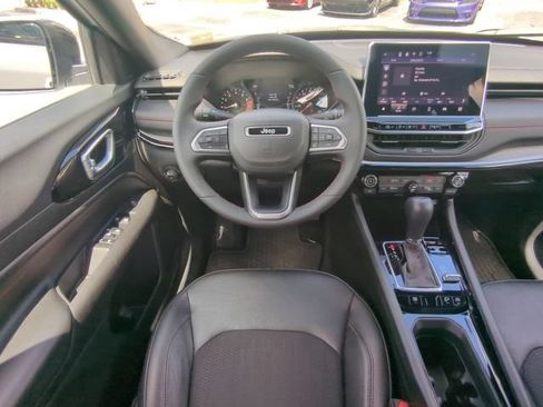 Used 2025 Jeep Compass Trailhawk AWD/4WD image 18