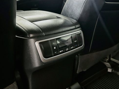 Used 2019 Toyota Highlander XLE AWD/4WD image 28