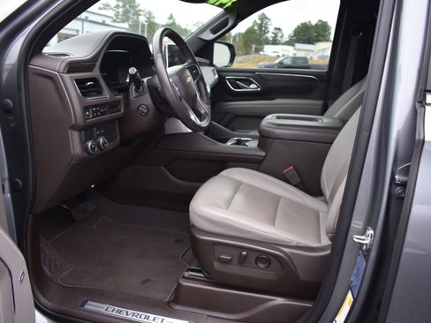 Used 2022 Chevrolet Suburban LT w/ Luxury Package image 12