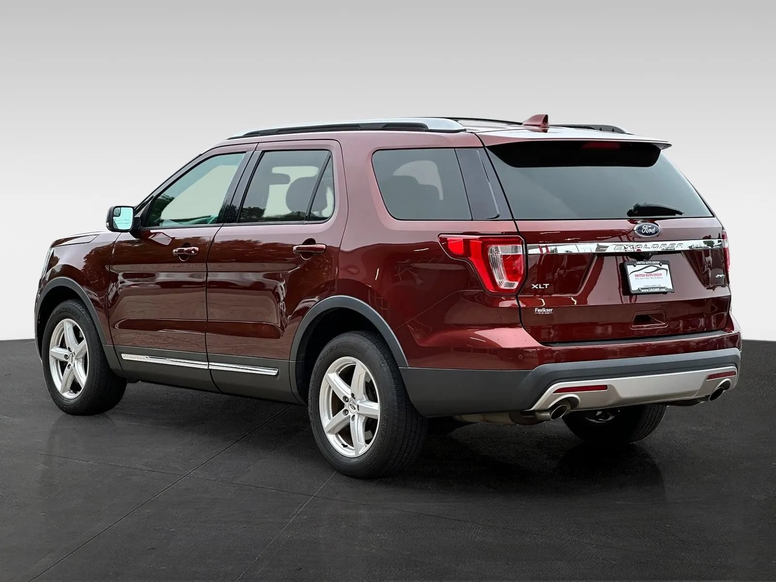 Used 2016 Ford Explorer XLT w/ Equipment Group 202A AWD/4WD image 5
