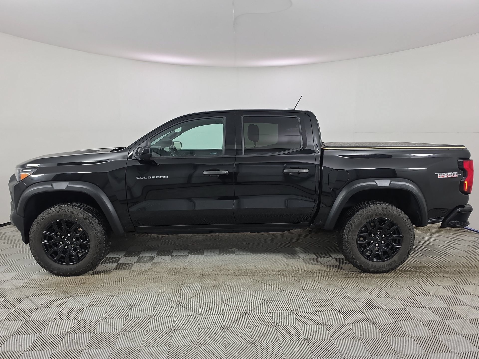 Used 2024 Chevrolet Colorado Trail Boss w/ Technology Package AWD/4WD image 4