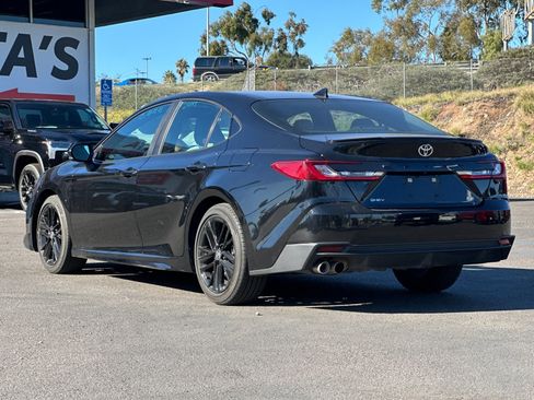 Used 2025 Toyota Camry SE image 3