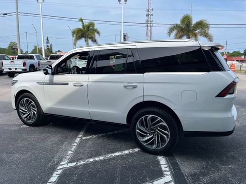 Used 2025 Lincoln Navigator Reserve AWD/4WD image 6