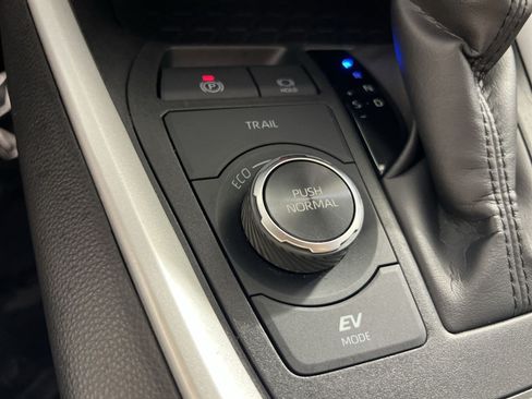 Used 2025 Toyota RAV4 XLE AWD/4WD image 32