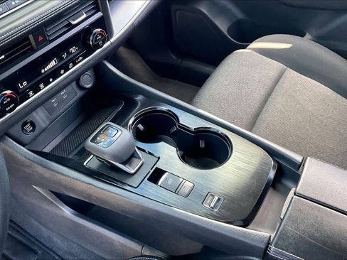 Used 2024 Nissan Rogue SV image 15