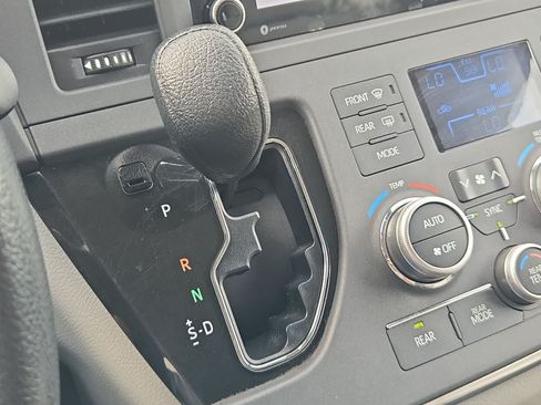 Used 2018 Toyota Sienna LE FWD image 31
