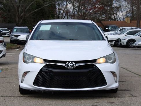 Used 2016 Toyota Camry SE image 2