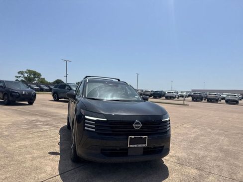 Used 2025 Nissan Kicks SV w/ SV Premium Package FWD image 3