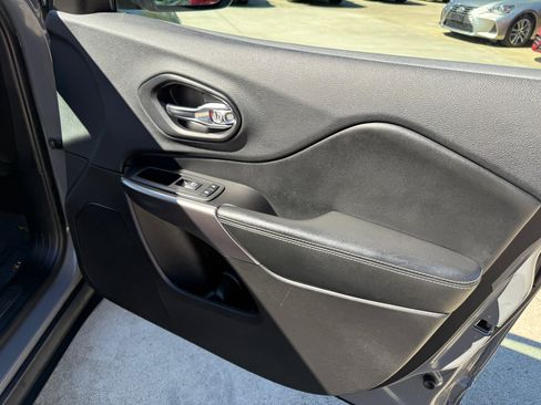 Used 2019 Jeep Cherokee Limited w/ Luxury Group image 28