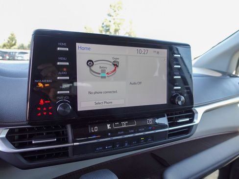 Used 2024 Toyota Sienna LE FWD image 18