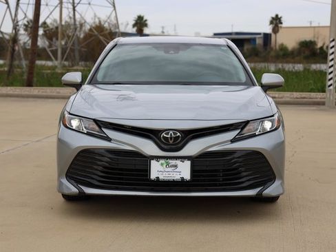 Used 2019 Toyota Camry LE image 2