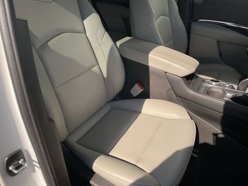 Used 2023 Cadillac XT4 Luxury w/ Cold Weather Package AWD/4WD image 24