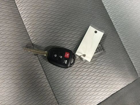 Used 2016 Toyota Corolla LE FWD image 29