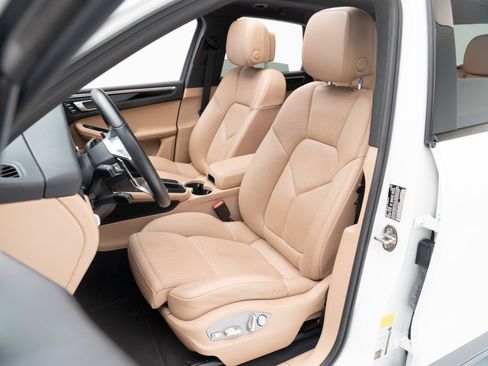 Certified 2019 Porsche Macan image 5