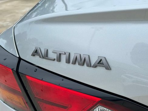 Used 2025 Nissan Altima 2.5 SV FWD image 12