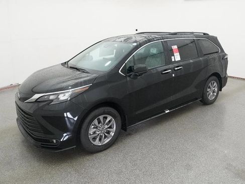 New 2026 Toyota Sienna XLE image 1