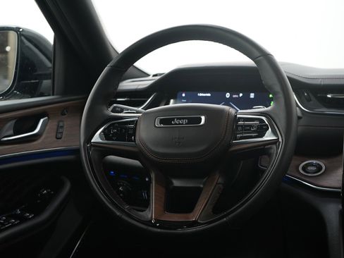 Used 2022 Jeep Grand Cherokee Summit w/ Luxury Tech Group V AWD/4WD image 15