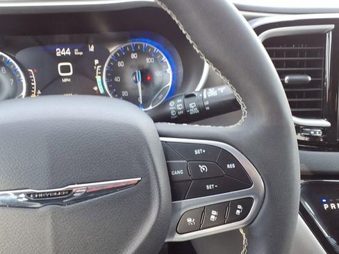 Used 2024 Chrysler Pacifica Touring-L image 10