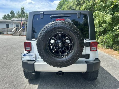 Used 2017 Jeep Wrangler Unlimited Sahara w/ Connectivity Group AWD/4WD image 4