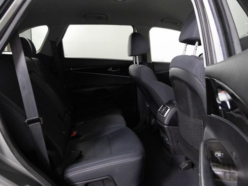 Used 2019 Kia Sorento LX image 36