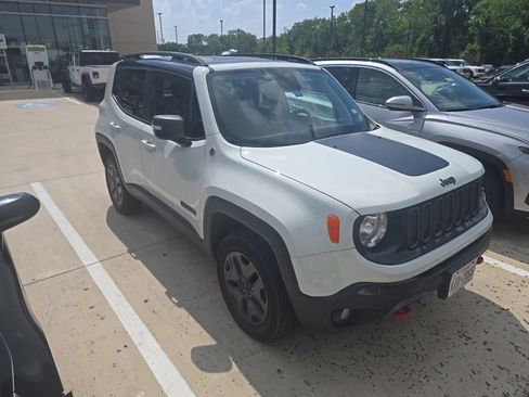 Used 2018 Jeep Renegade Trailhawk w/ UConnect 8.4 Nav Group AWD/4WD image 3
