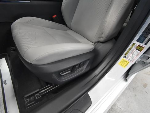 Used 2025 Toyota Camry XLE AWD/4WD image 5
