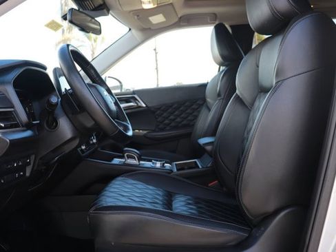 Used 2024 Mitsubishi Outlander 4WD Plug-In Hybrid image 12