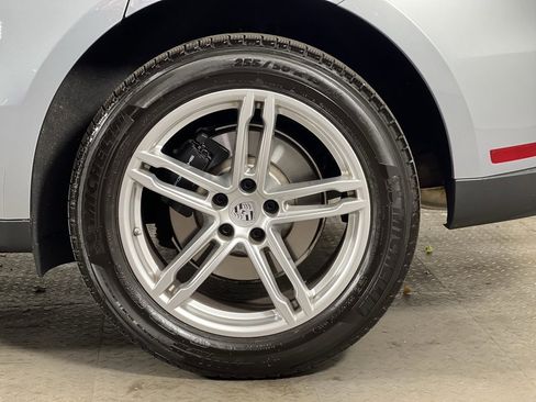 Certified 2025 Porsche Macan image 12
