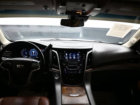Used 2018 Cadillac Escalade Luxury AWD/4WD image 16