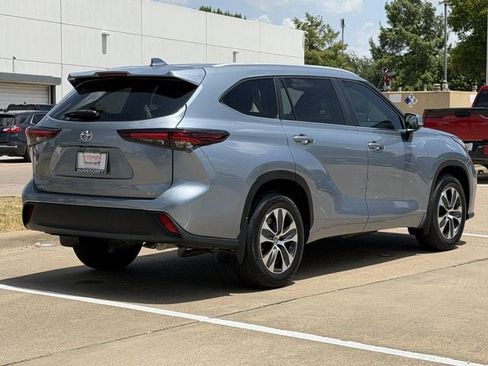 Certified 2024 Toyota Highlander XLE FWD image 4
