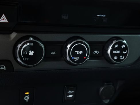 Used 2016 Toyota Tacoma SR5 image 32