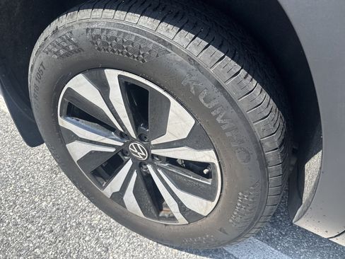 Used 2024 Volkswagen Atlas SE AWD/4WD image 4