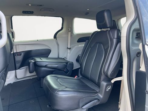 Used 2024 Chrysler Pacifica Touring-L FWD image 13