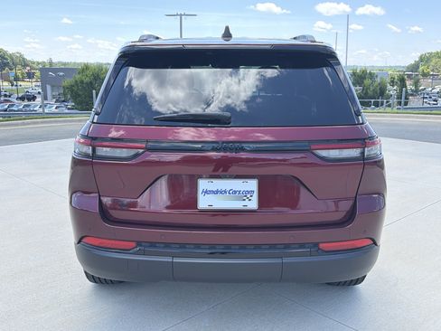 Used 2024 Jeep Grand Cherokee Altitude RWD image 25