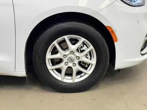 Used 2024 Chrysler Pacifica Touring-L image 4