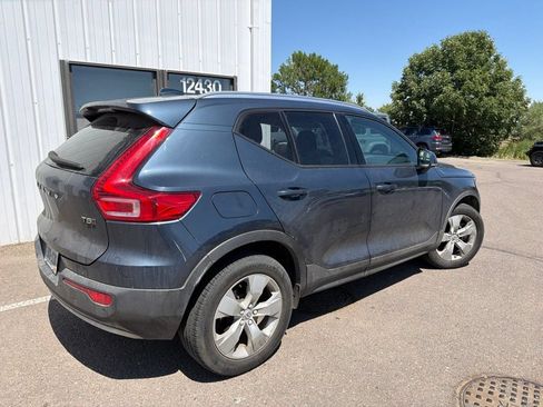 Used 2022 Volvo XC40 T5 Momentum AWD/4WD image 3