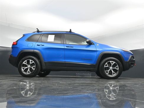 Used 2018 Jeep Cherokee Trailhawk w/ Cold Weather Group AWD/4WD image 32