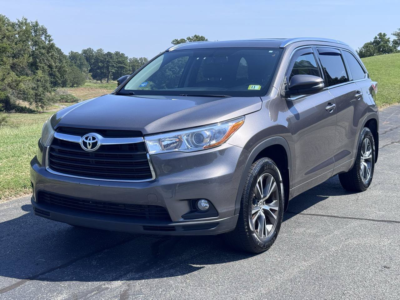 Used 2016 Toyota Highlander XLE AWD/4WD image 2