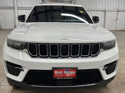 Used 2025 Jeep Grand Cherokee Laredo X AWD/4WD image 2